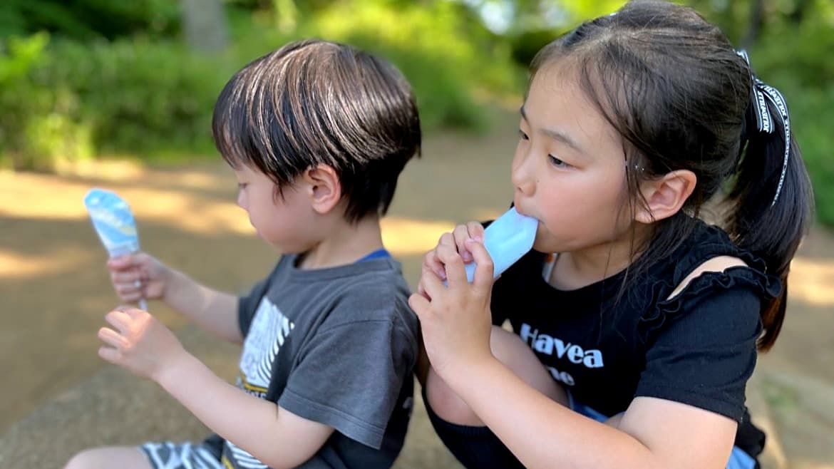 公園でアイスを楽しむお子様たち
