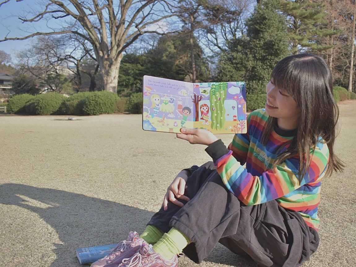 英語の絵本を読む秋山涼羽